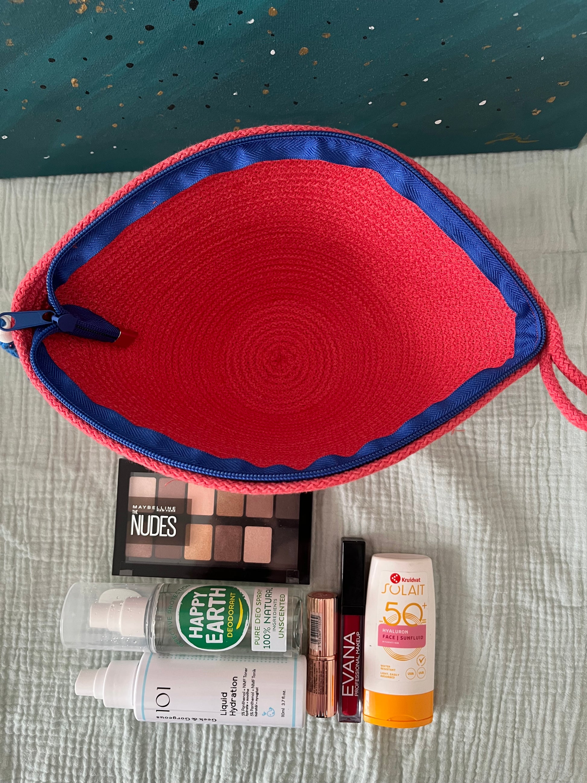 Shell pouch for storing cosmetics, toiletries, stationery, and everyday essentials.