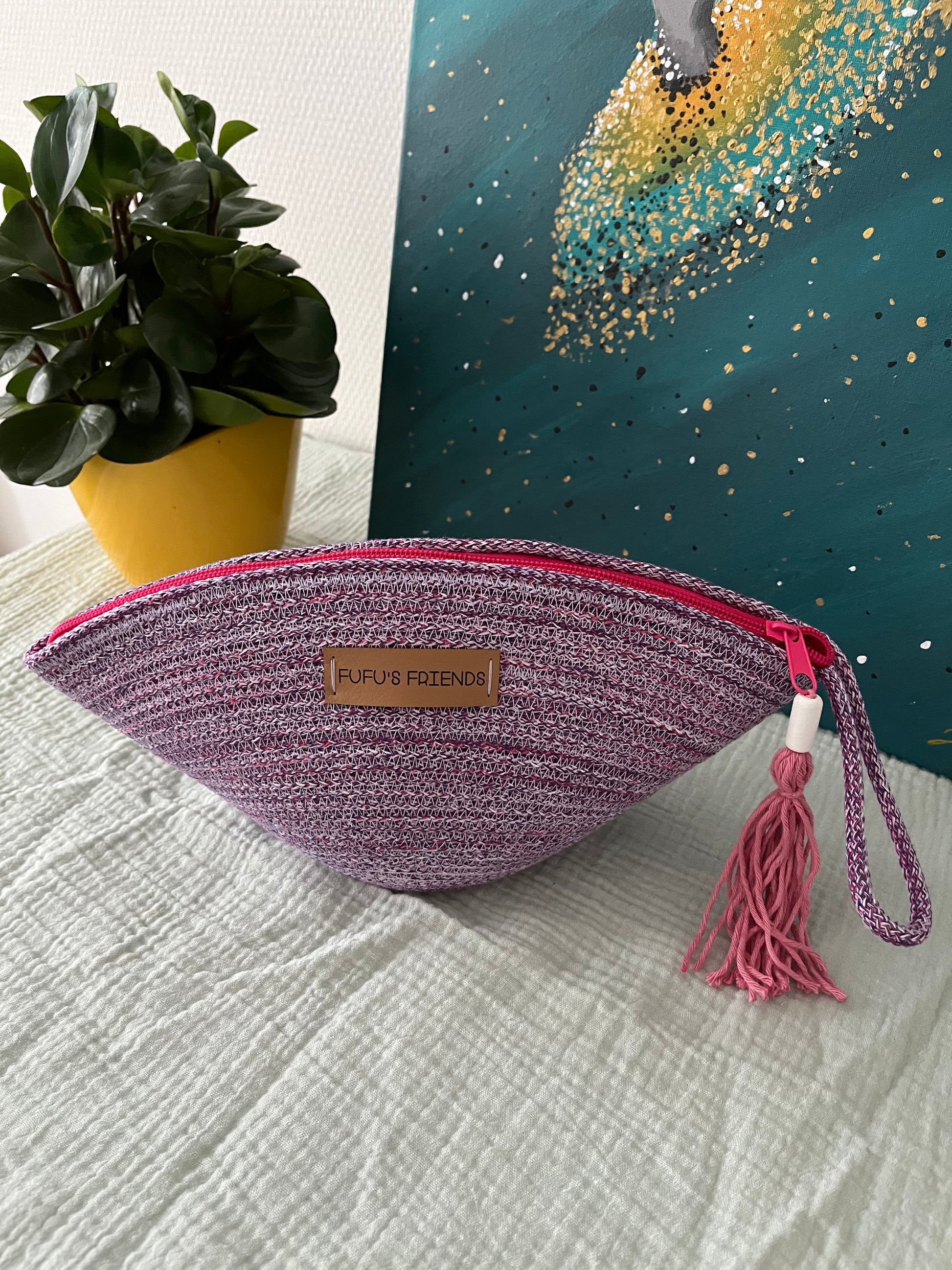 Handmade shell-shaped cord pouch in Festival colours with zipper closure.