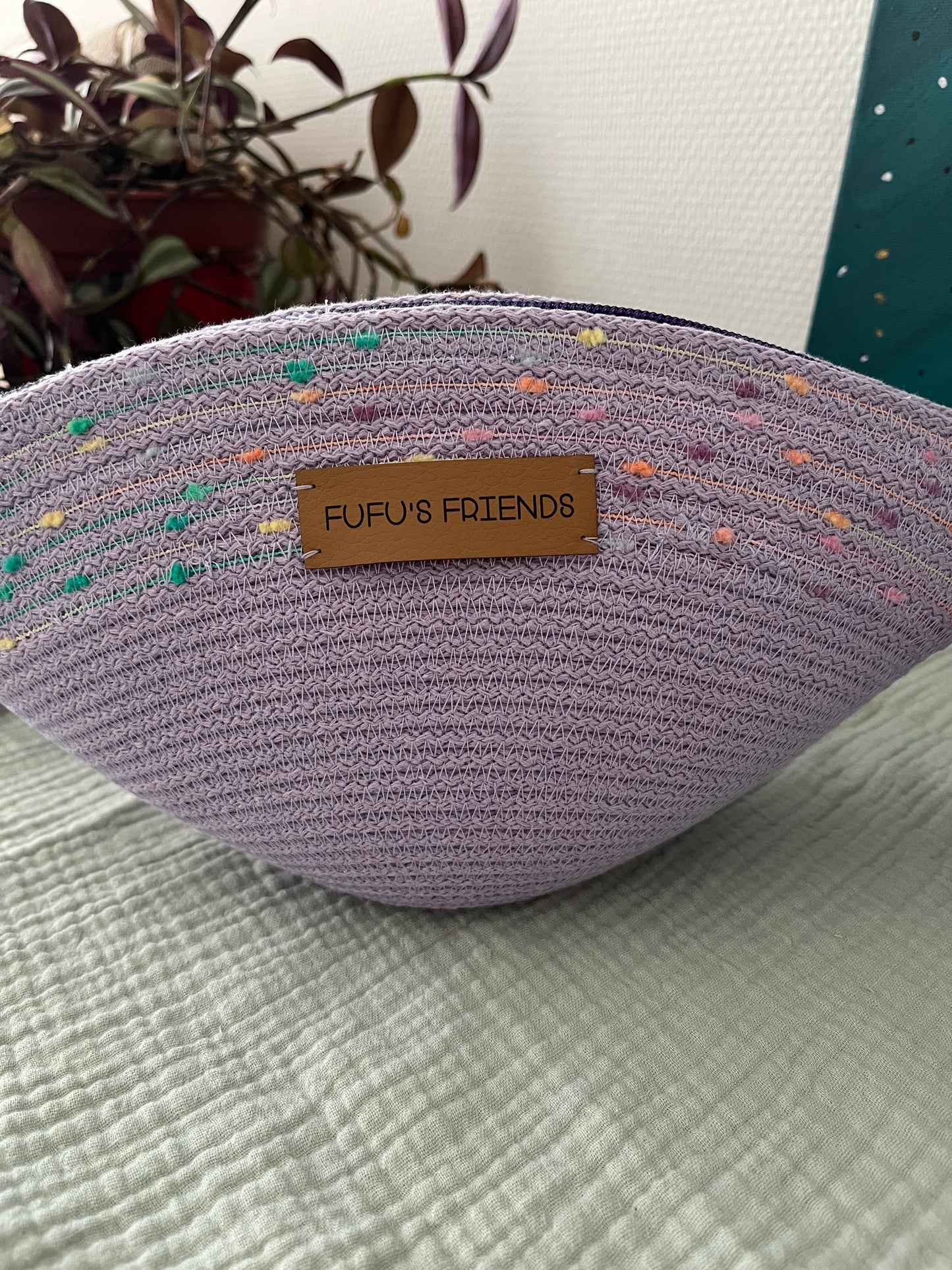 Shell pouch for storing cosmetics, toiletries, stationery, and everyday essentials.