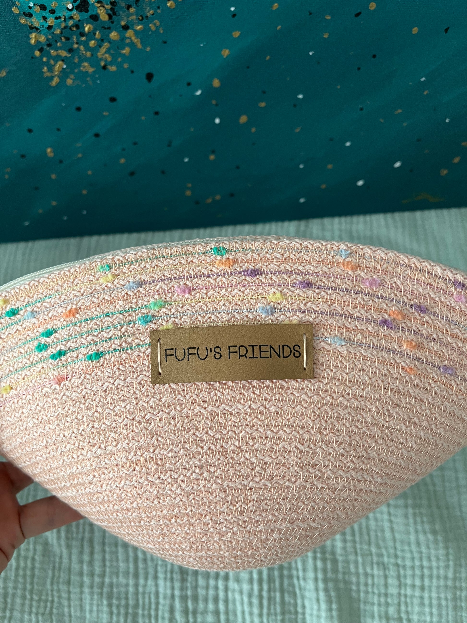 Shell pouch for storing cosmetics, toiletries, stationery, and everyday essentials.