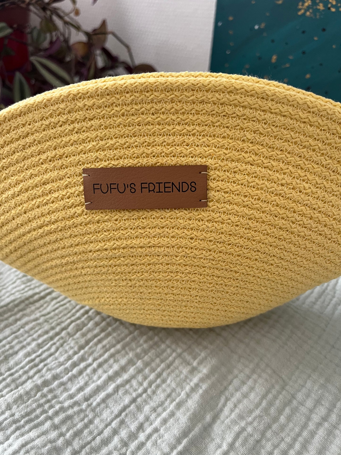 Shell pouch for storing cosmetics, toiletries, stationery, and everyday essentials.